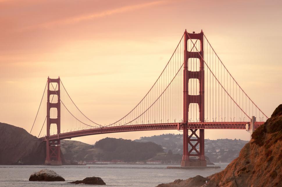 Free Image of Golden Gate Bridge at sunset with soft hues 