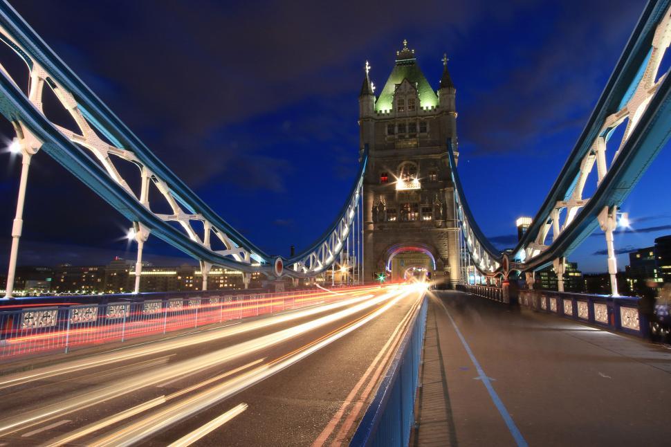 Free Image of Twilight over Tower Bridge with light trails 