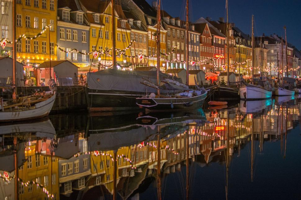 Free Image of Copenhagen canal at twilight with colorful lights 