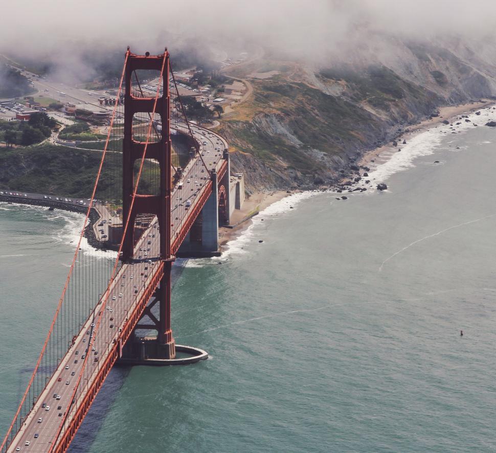 Free Image of Iconic Golden Gate Bridge in fog 
