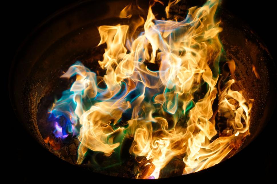 Free Image of Colorful flames dancing in a dark bowl 