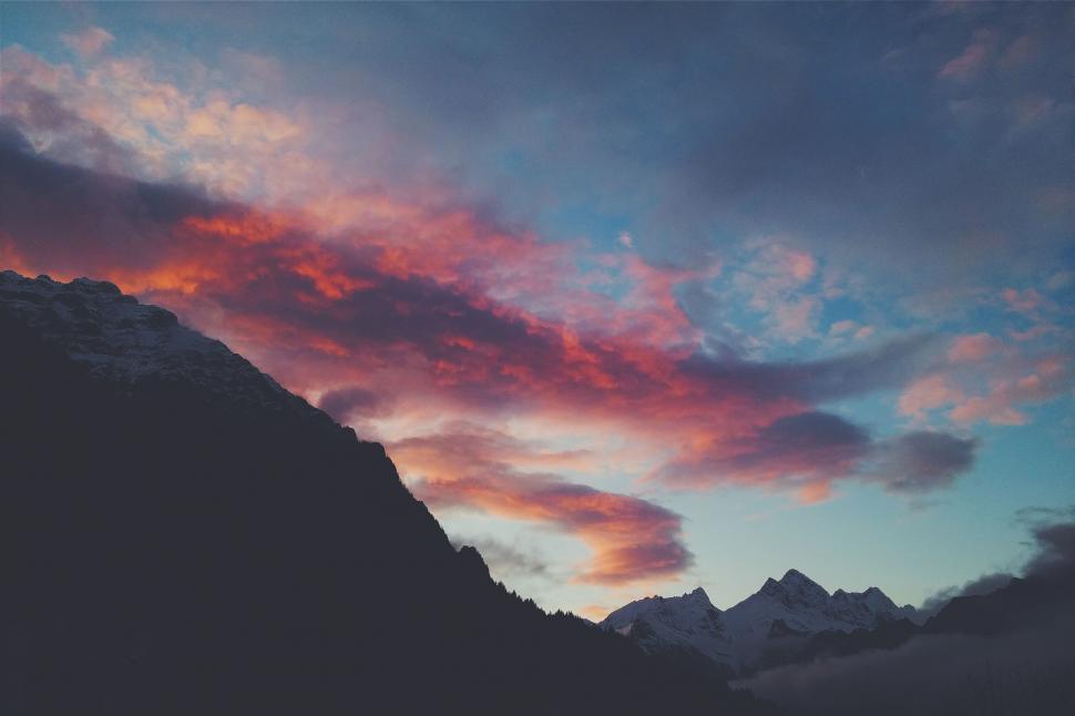 Free Image of Colorful sunset over mountain peaks 