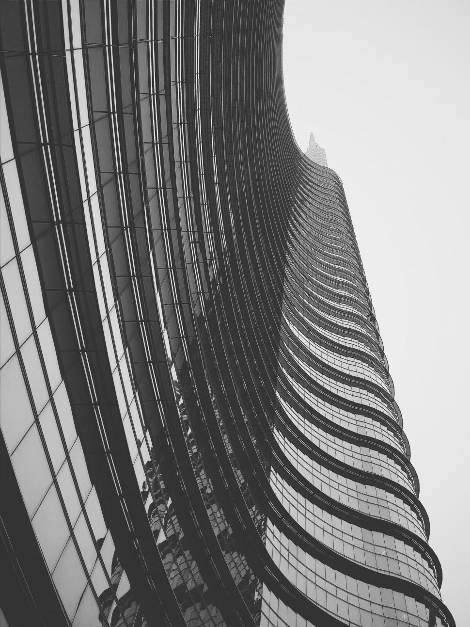 Free Image of Curved skyscraper facade in monochrome 