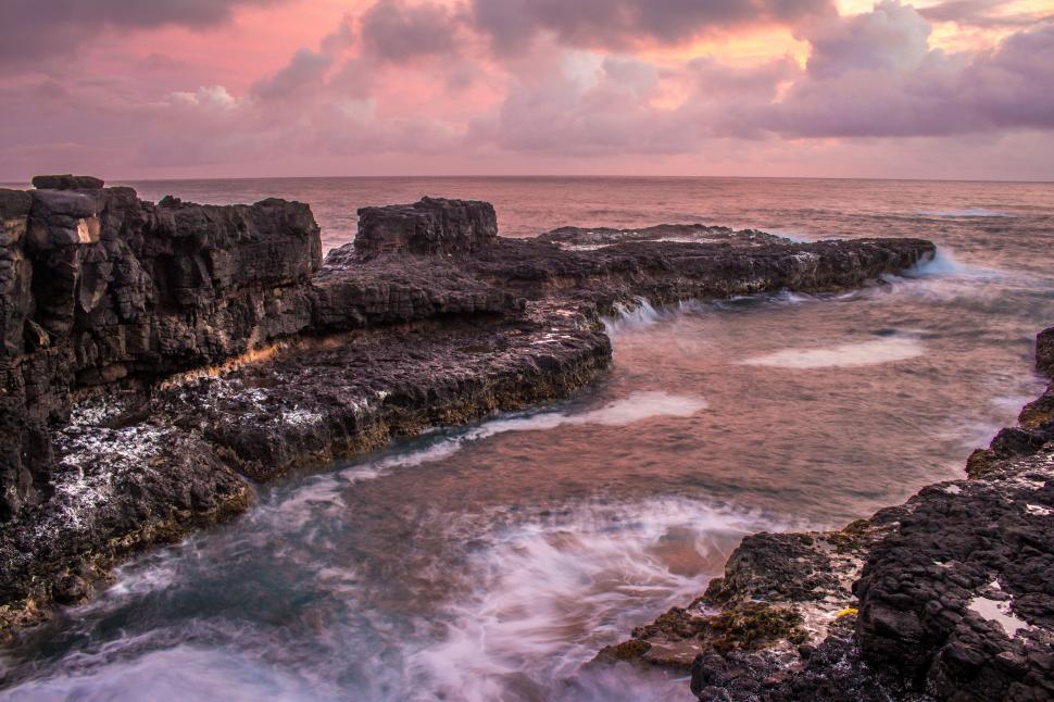 Free Image of Dramatic coast with volcanic rocks at dusk 