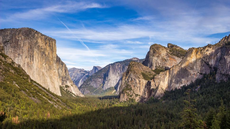 Free Image of Majestic Yosemite Valley with granite cliffs 