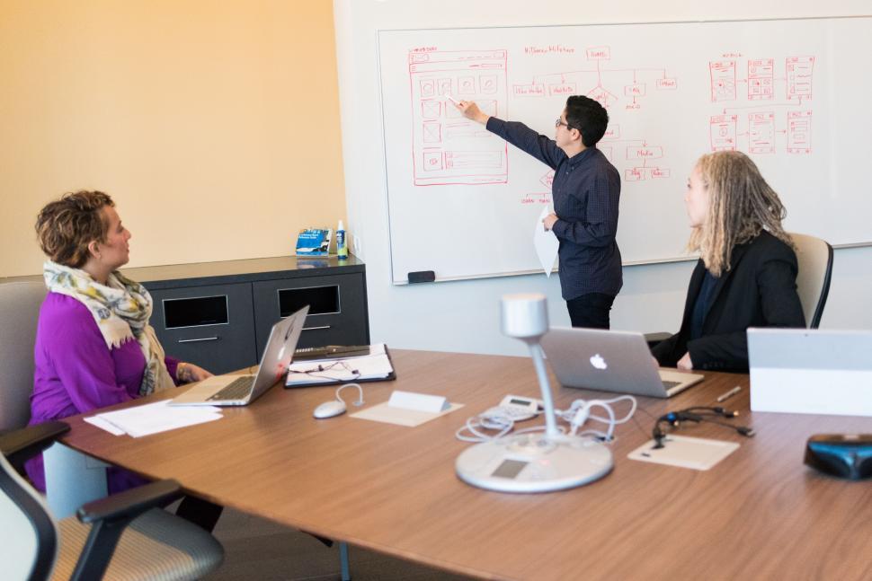 Free Image of Business team discussing at whiteboard in office 