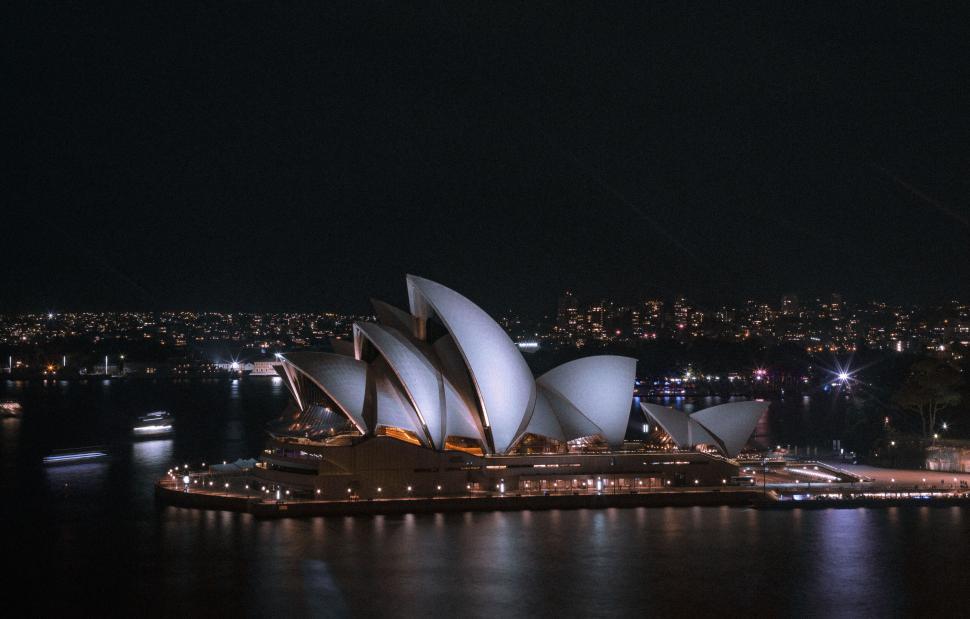 Free Image of Iconic Sydney Opera House at night 