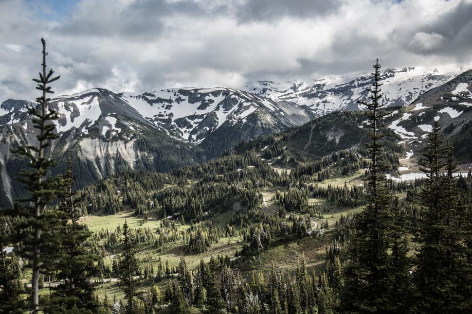Free Image of Breathtaking mountain valley with snow peaks 