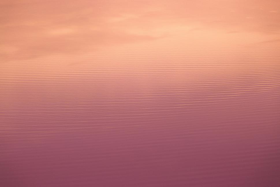 Free Image of Serenity of a pink sunset on water 