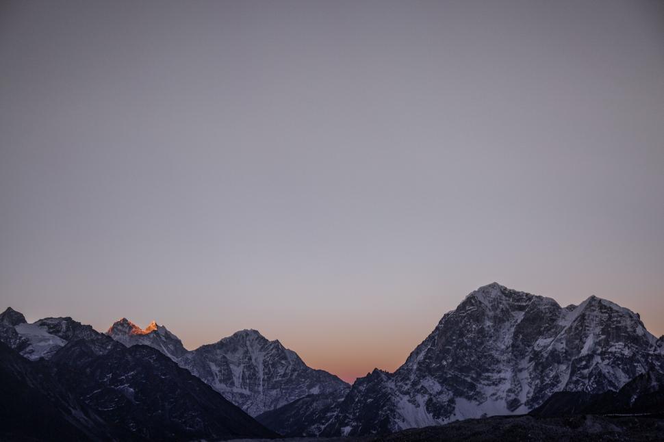 Free Image of Majestic mountain peaks at dusk 