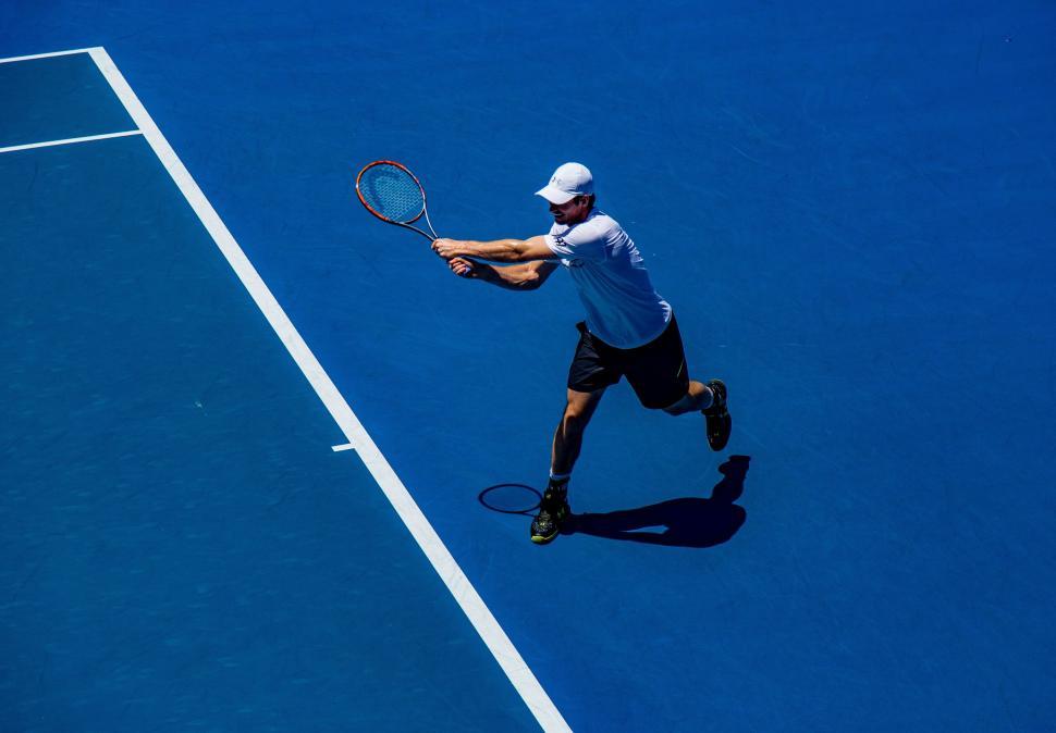 Free Image of Tennis player focused on the serve 