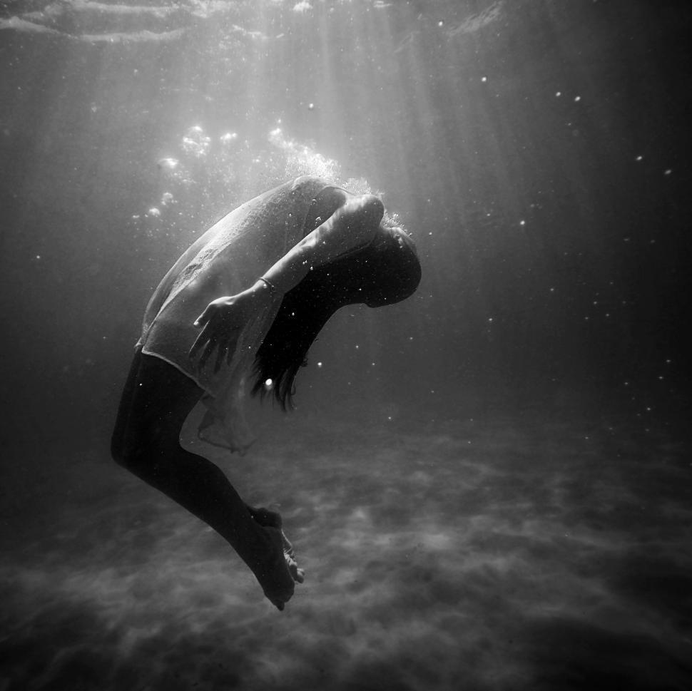 Free Image of Person diving underwater in B&ampW 