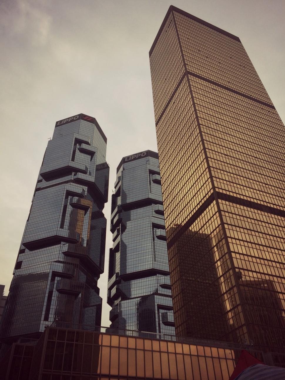 Free Image of Modern skyscrapers with reflective surfaces 