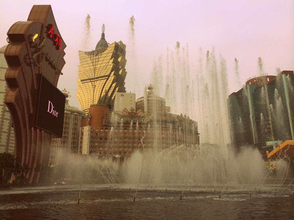 Free Image of Fountains in front of colorful buildings 