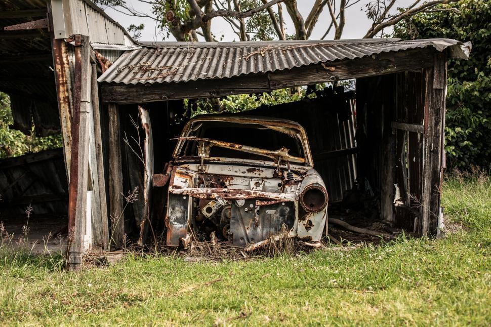 Free Image of Rusty abandoned car in a dilapidated shed 