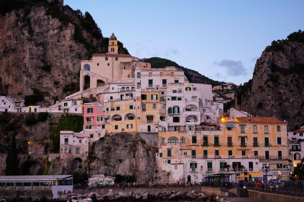 Free Image of Cliffside town of Amalfi Coast during dusk 