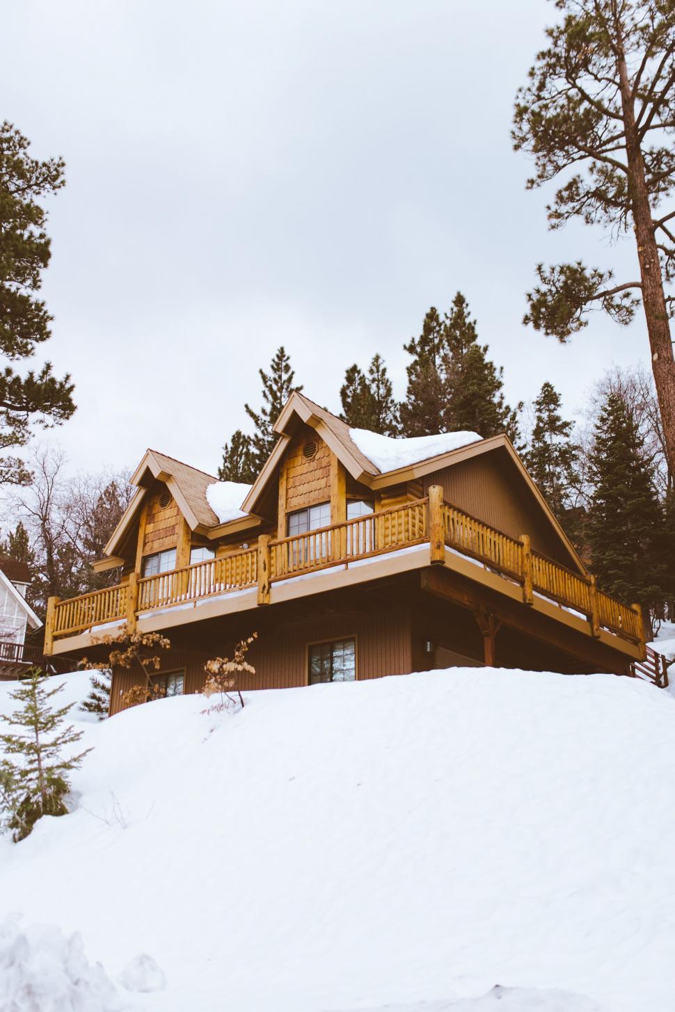 Free Image of Charming snowy cabin in a winter wonderland 
