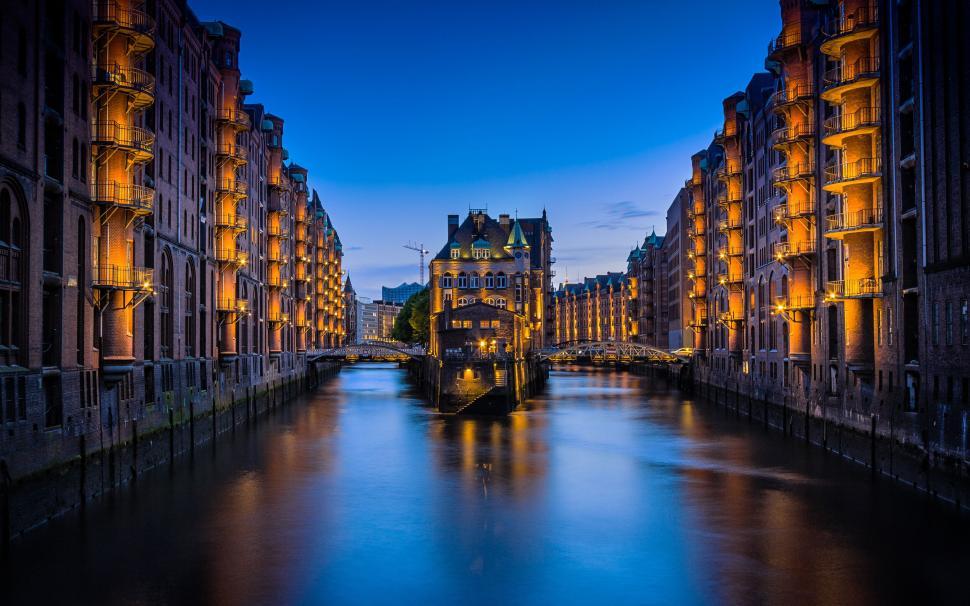 Free Image of Twilight view of illuminated city canal 