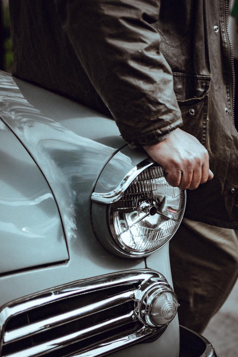 Free Image of Close-up of a classic car s headlight 