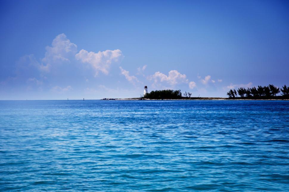 Free Image of Clear blue waters near a lighthouse 