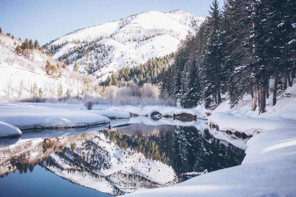 Free Image of Winter wonderland with snowy mountain reflections 