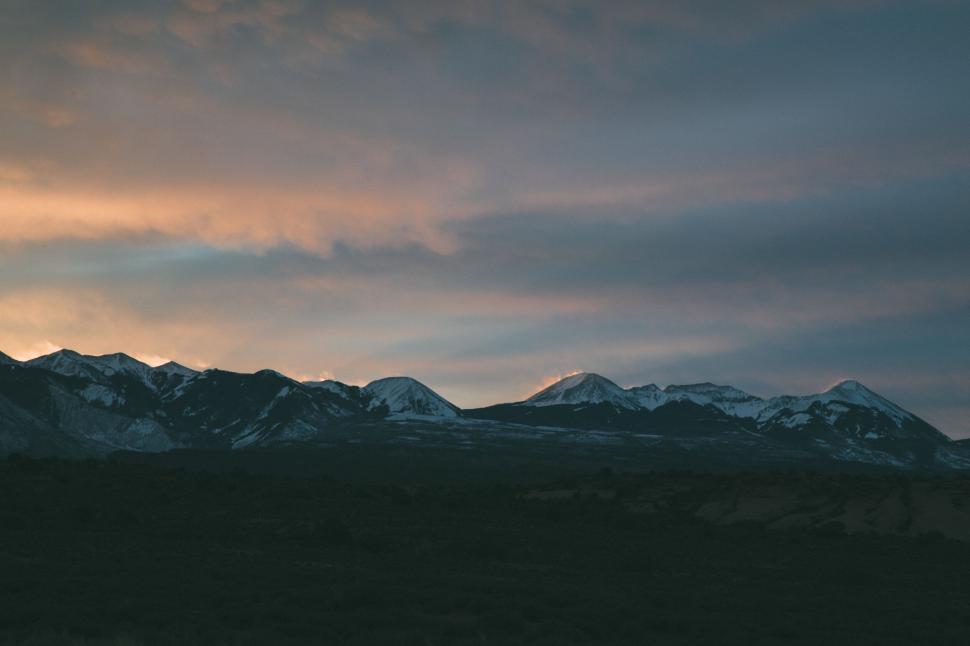 Free Image of Mountain range at twilight with pink-skied backdrop 