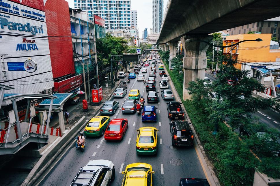 Free Image of Vibrant traffic in a busy cityscape 