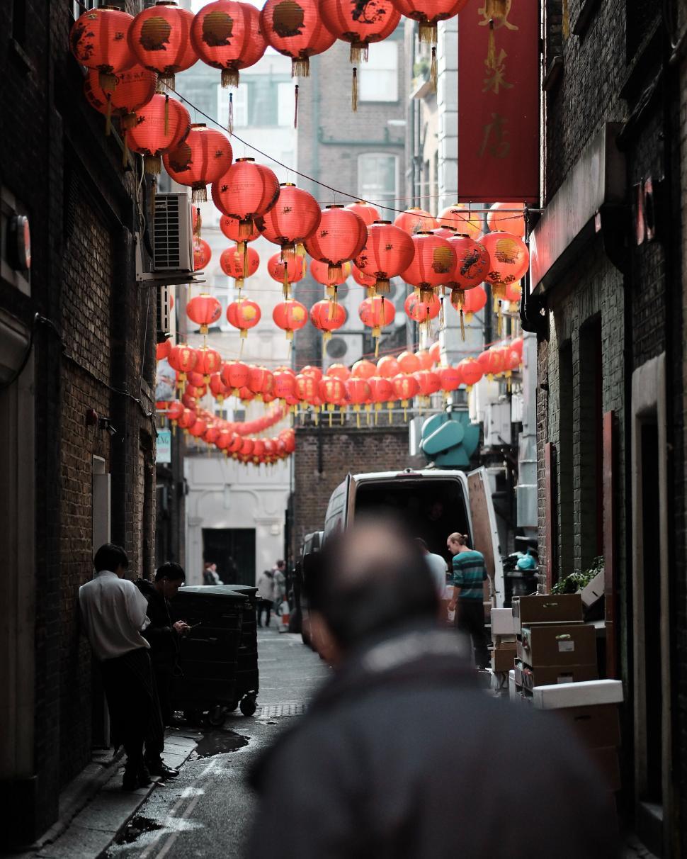 Free Image of Vibrant Chinese lanterns in city alleyway 