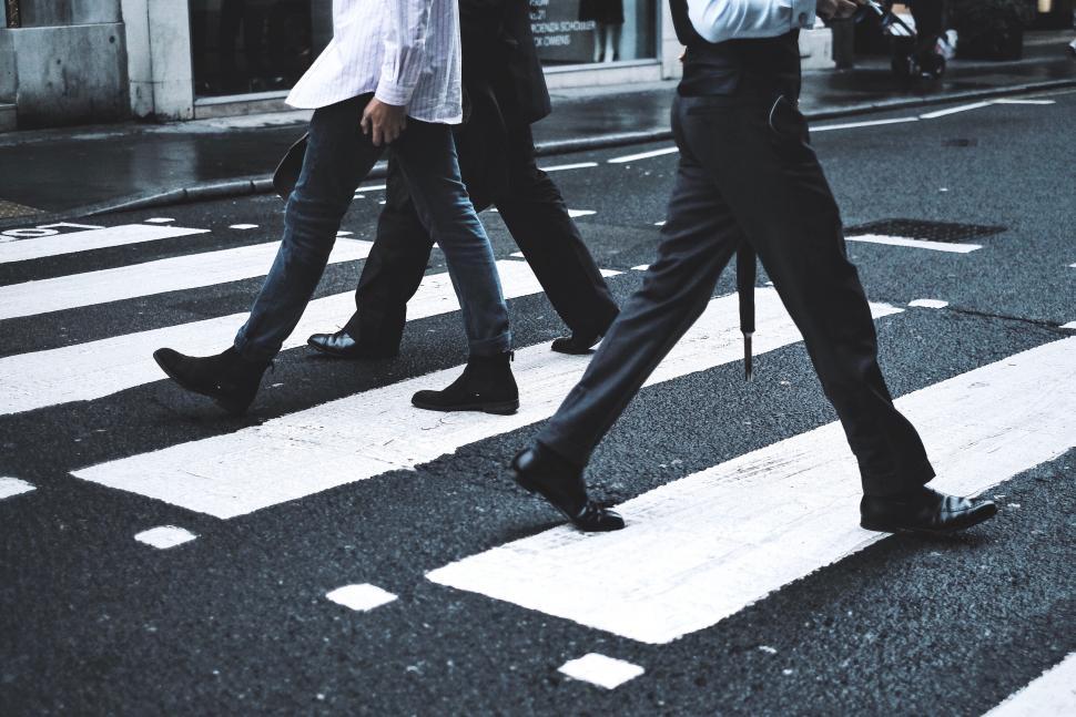 Free Image of Pedestrians crossing street in black and white 