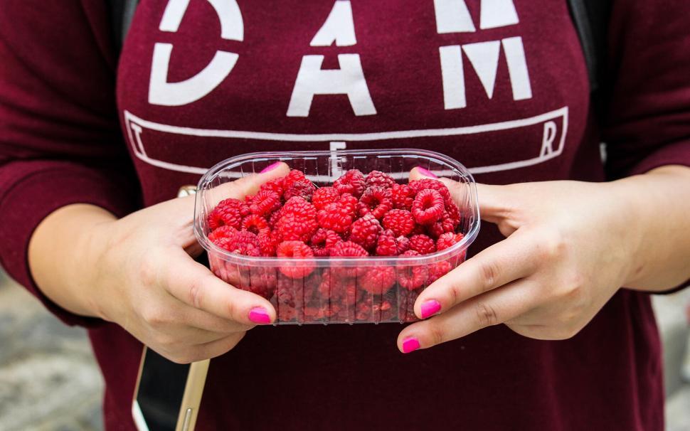 Free Image of Close-up of fresh raspberries in a container 