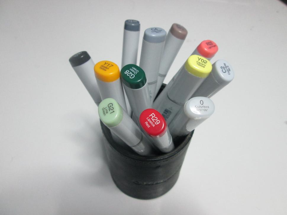 Free Image of Array of colorful markers in holder 