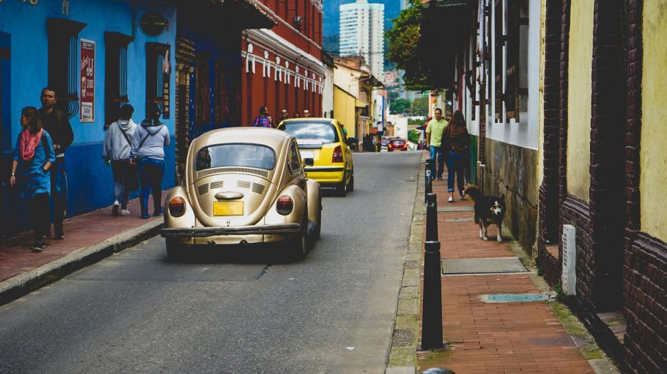 Free Image of Vintage cars on a colorful street 