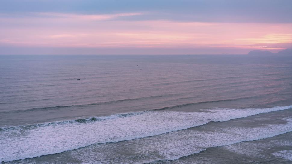 Free Image of Serene seascape at dawn with pastel sky 