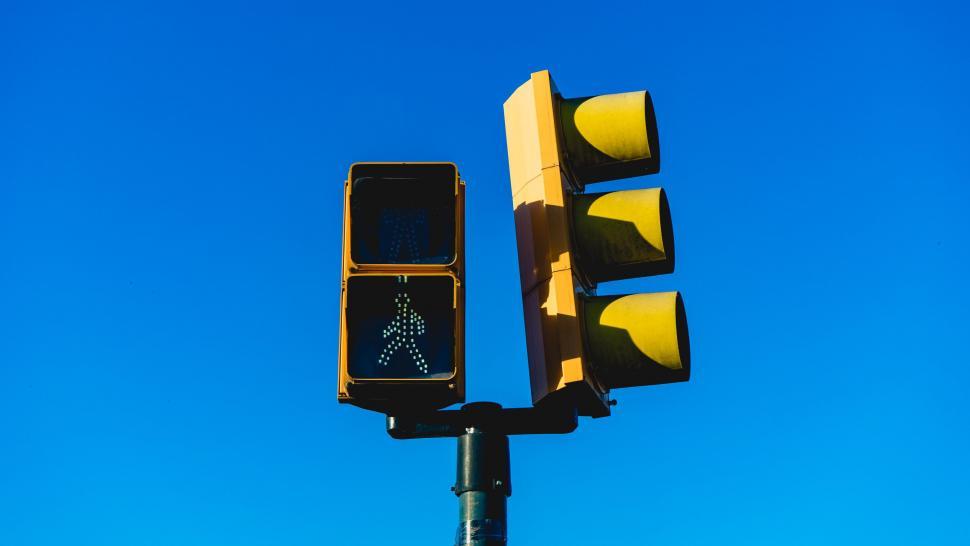 Free Image of Pedestrian traffic light on blue sky 