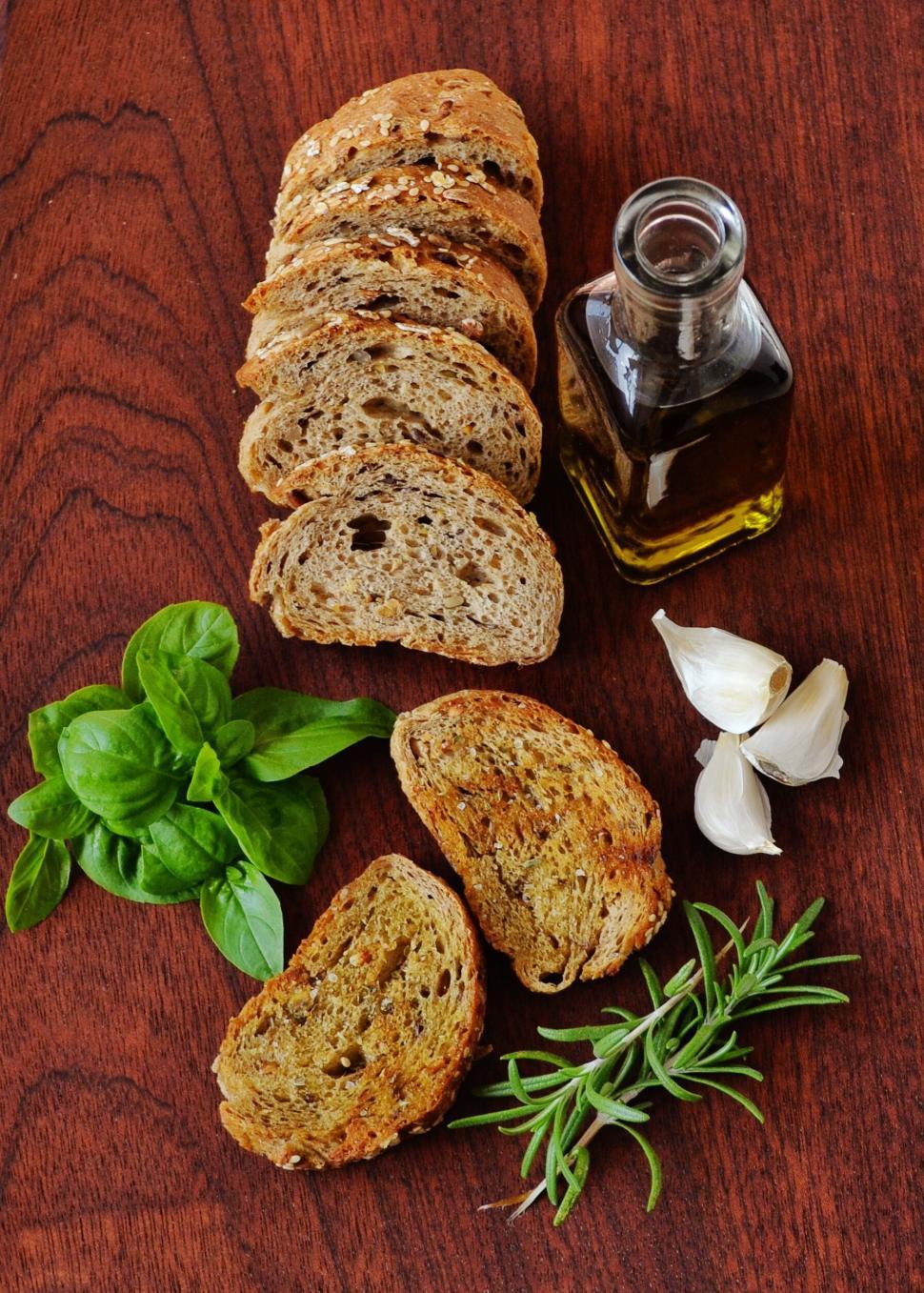Free Image of Sliced bread with herbs and olive oil 