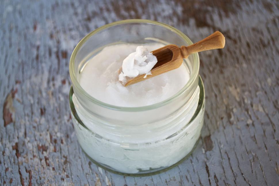 Free Image of Coconut oil in glass jar with wooden spoon 