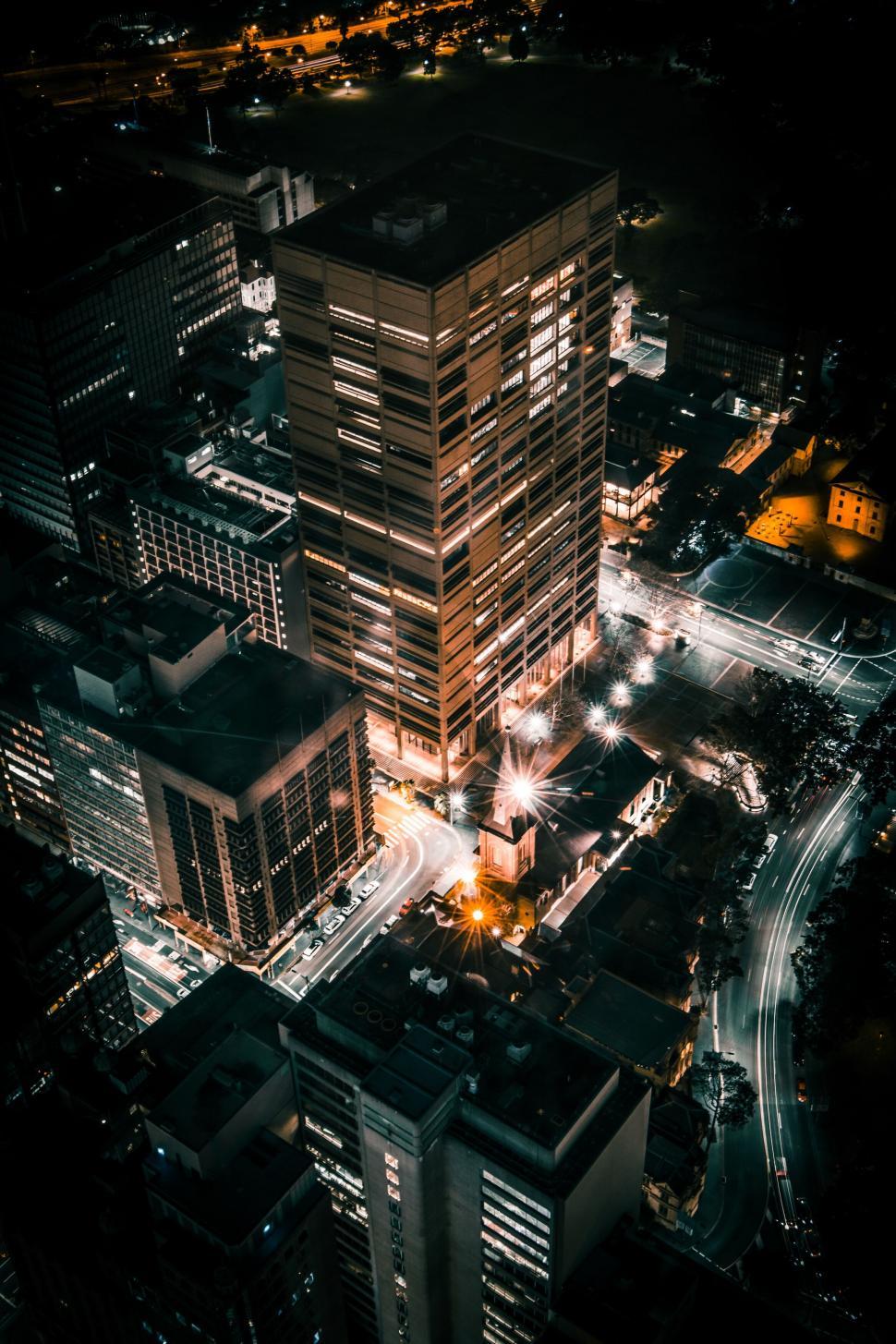 Free Image of Illuminated skyscraper in city at night 