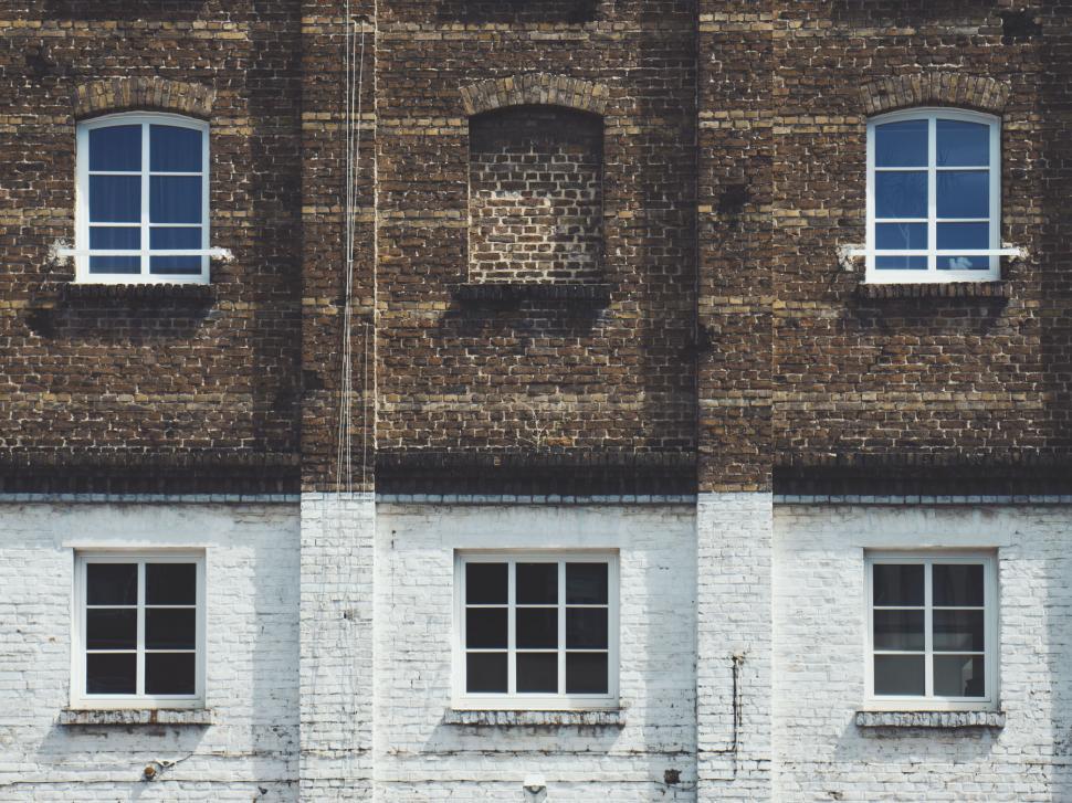 Free Image of Close-up of timeless brick building with windows 