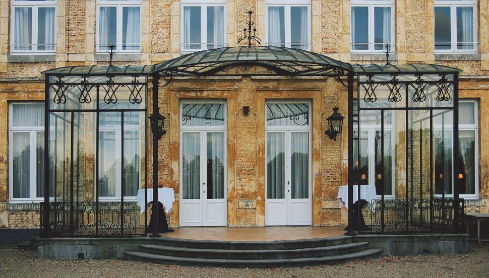 Free Image of Elegant entrance to an old historical building 