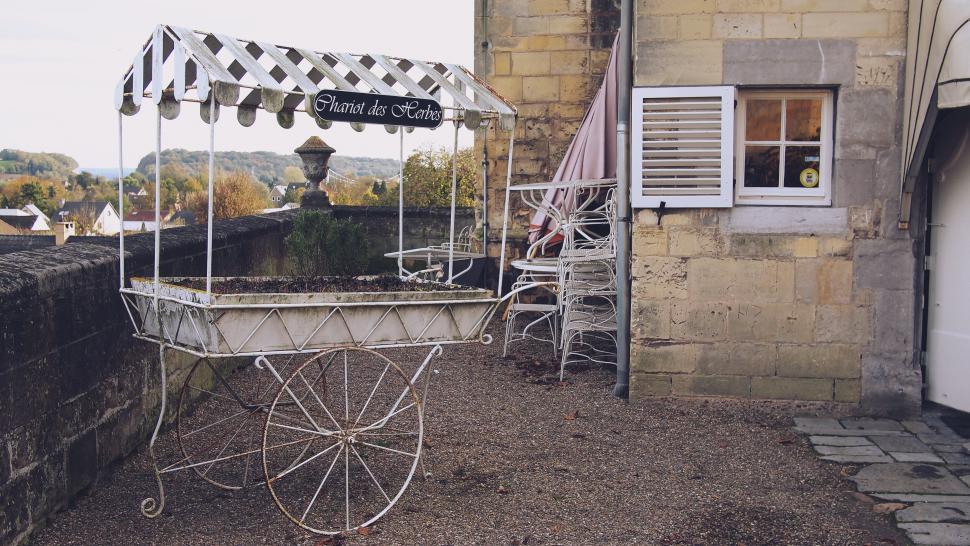 Free Image of Vintage cart at a quaint outdoor caf? 