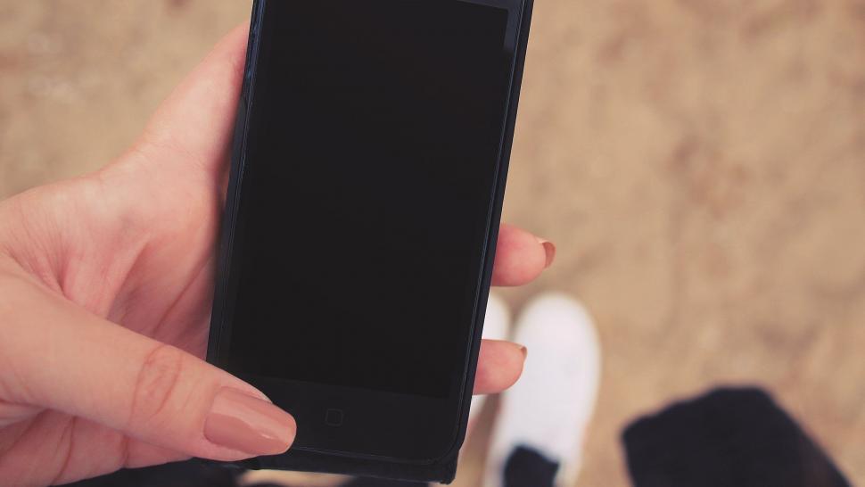 Free Image of Hand holding smartphone with blank screen 