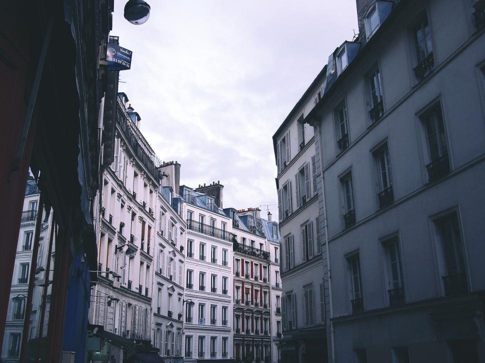 Free Image of Historic Parisian street view 