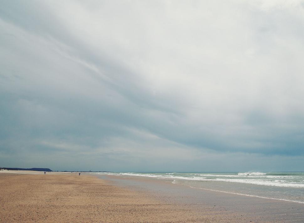 Free Image of Serene beachscape with cloudy sky 