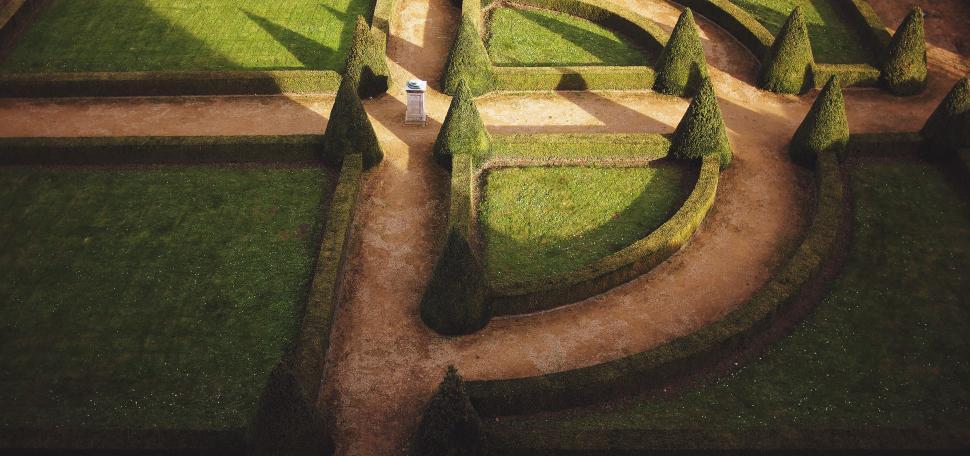 Free Image of Aerial view of manicured hedge maze garden 
