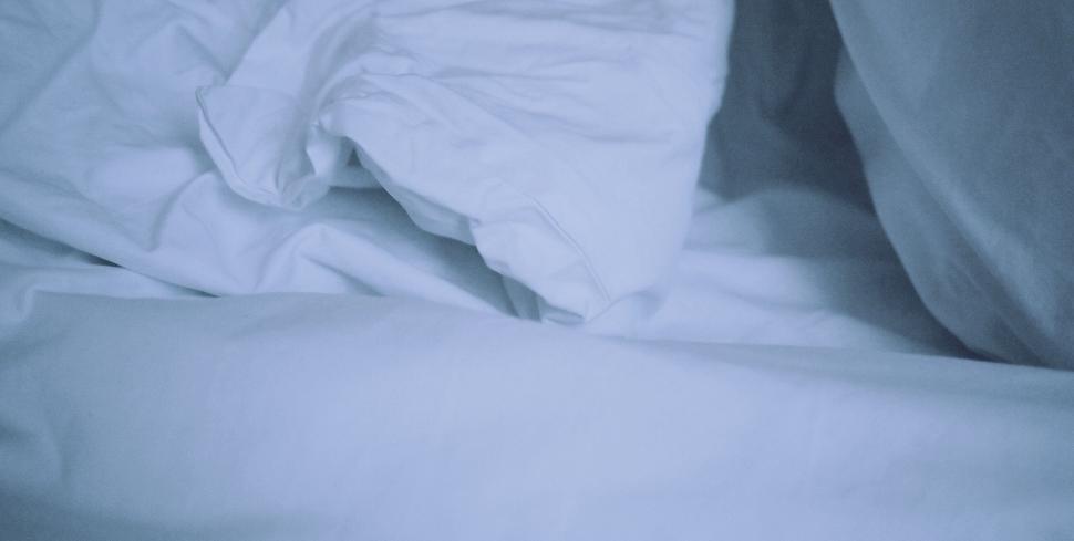 Free Image of Soft white bed sheets in a cozy setting 