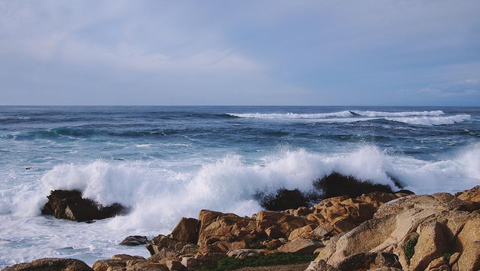 Free Image of Crashing waves on a rocky shoreline 