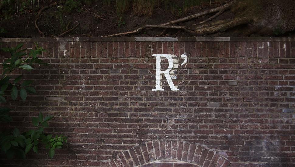Free Image of Letter  R  painted on a brick wall 