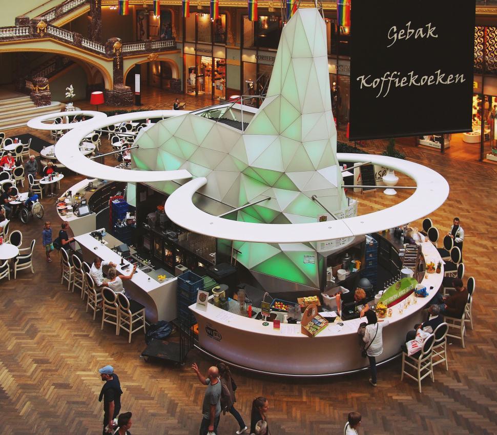Free Image of Modern cafeteria inside a spacious shopping mall 