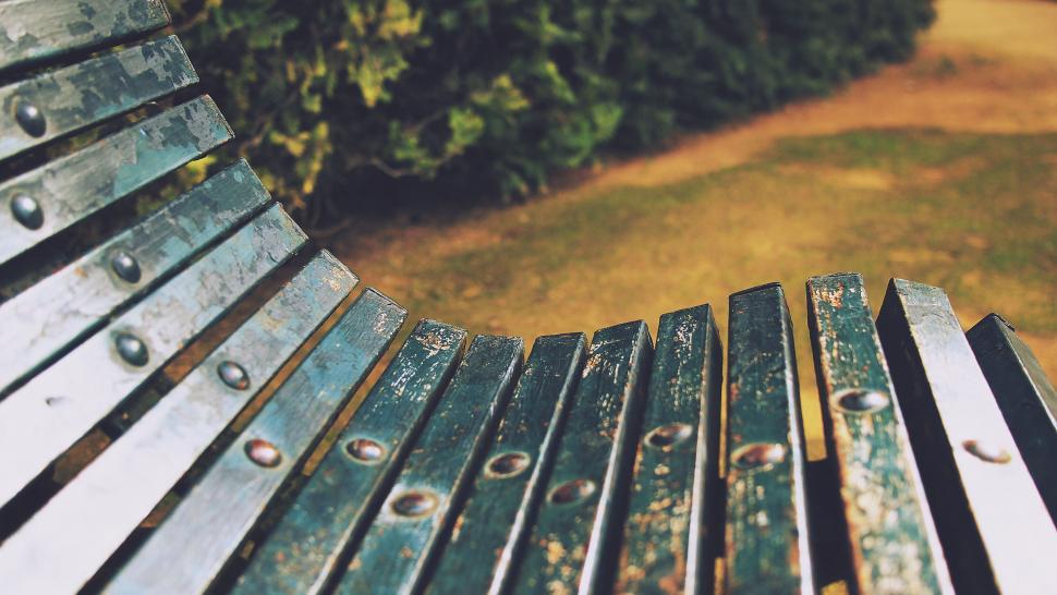 Free Image of Empty park bench close-up with a blurred background 