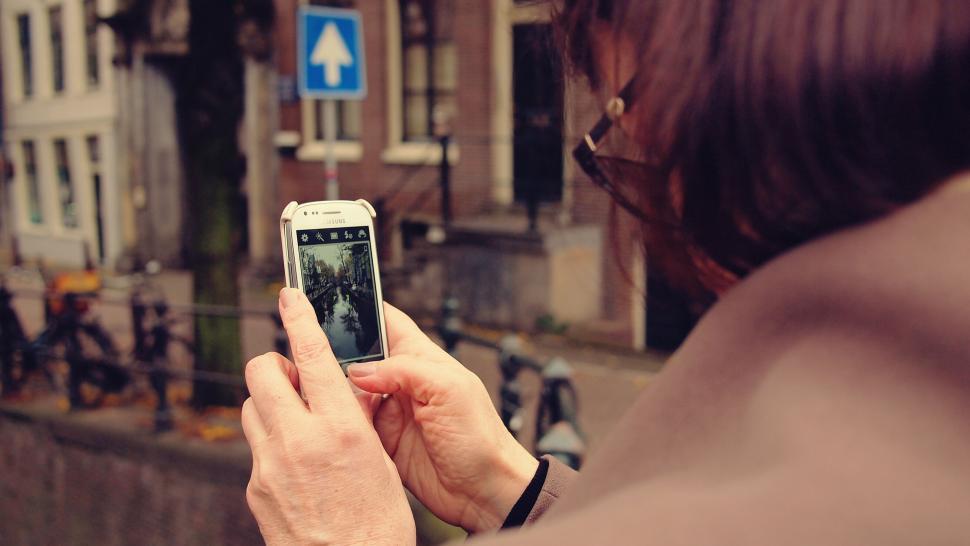 Free Image of Woman capturing street view on smartphone 
